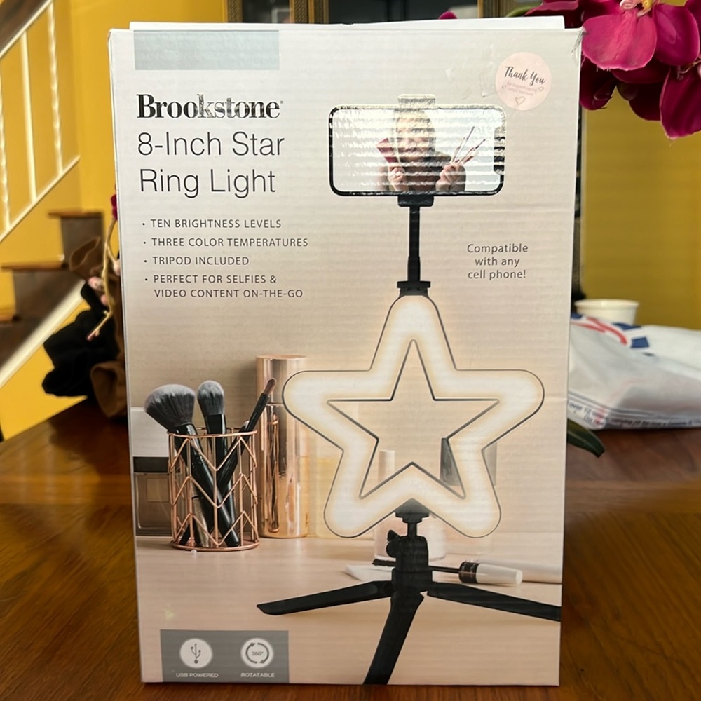 🌺🌺Live Hosts🌺🌺BNWT Brookstone 8 inch Star Ring Light Comes with tripod